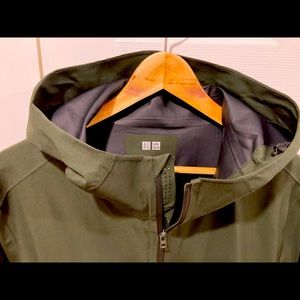 Uniqlo impermeable windbreaker size L